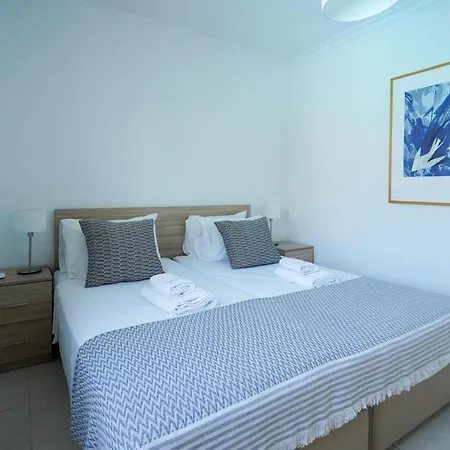 大殿假日度假胜地酒店 3* Paphos