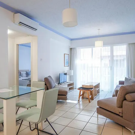 大殿假日度假胜地酒店 3* Paphos
