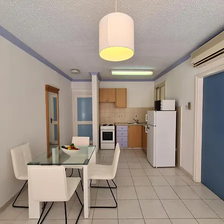 大殿假日度假胜地酒店 3* Paphos