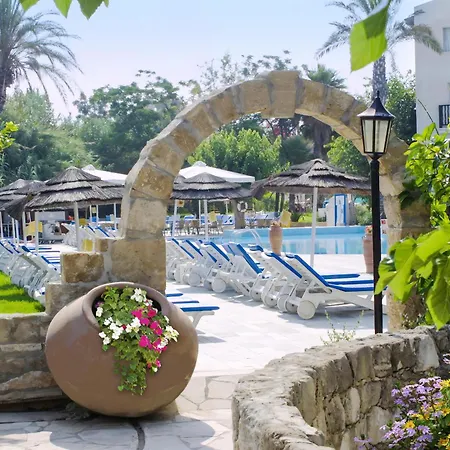 大殿假日度假胜地酒店 Paphos