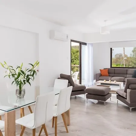 바실리카 홀리데이 3* 파포스